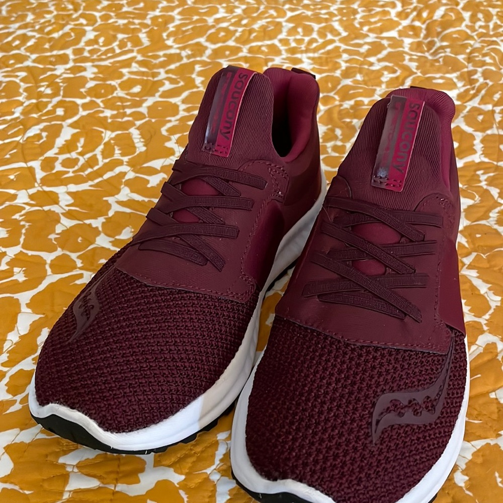 Saucony Stretch & Go Maroon size 6.5